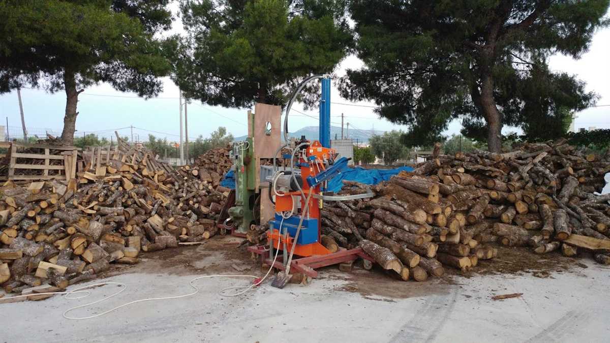 Καυσόξυλα Ολυμπιακό Χωριό: αυλή με στοίβες ξύλων