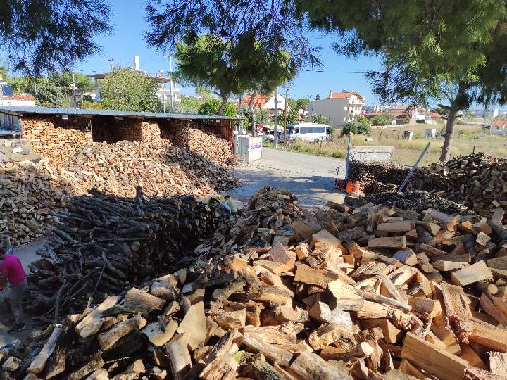 Καυσόξυλα Φιλοθέη: σωροί από καυσόξυλα στην αυλή