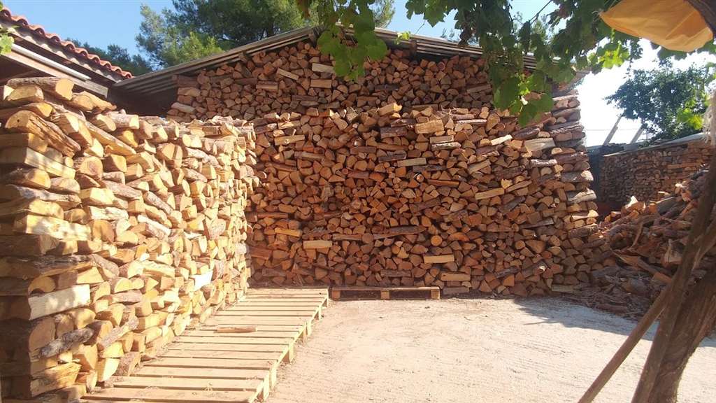 Καυσόξυλα Εκάλη στοιβαγμένα στην αυλή της Agrowood